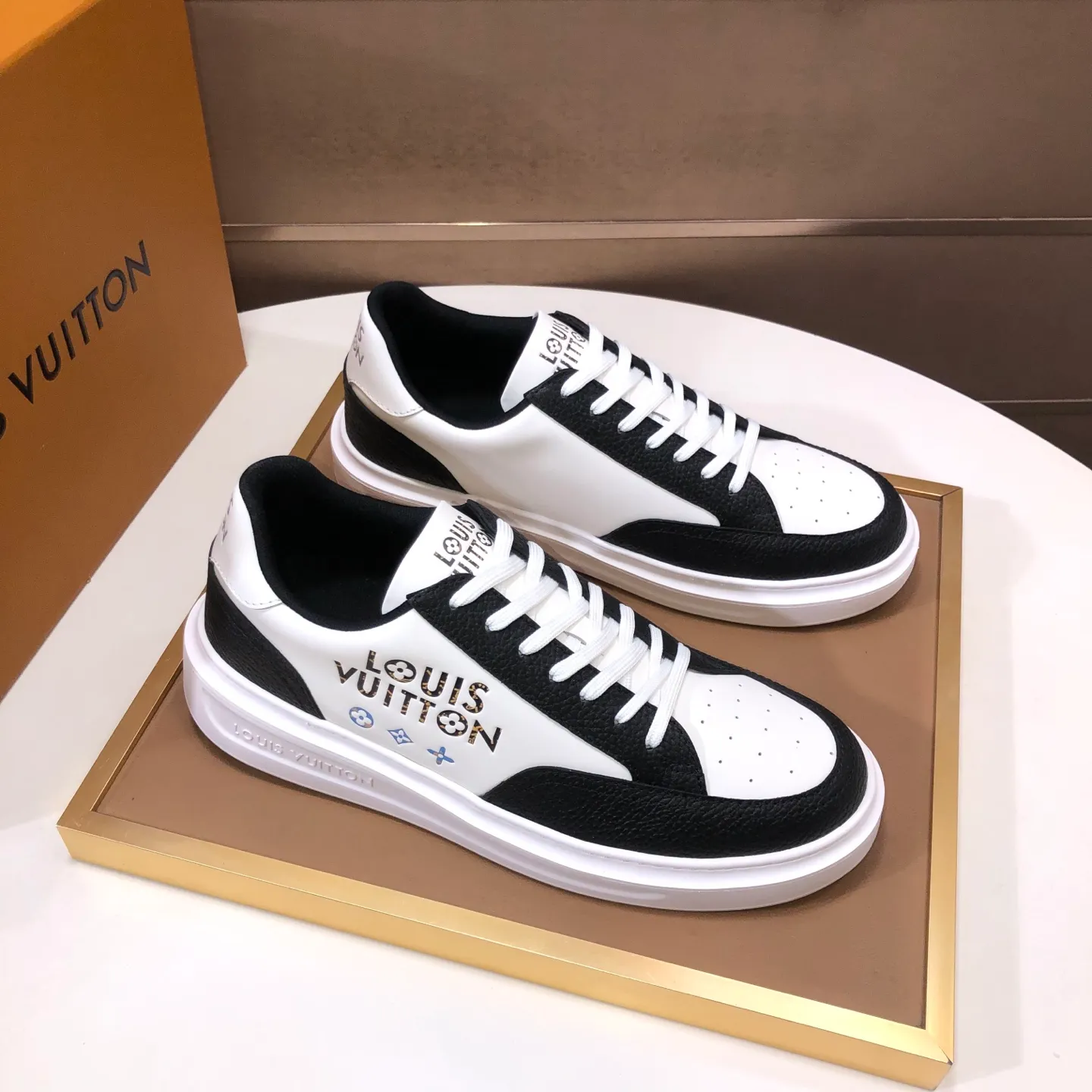 Factory batch 640💰original development, quality shipment, welcome to compare - LV sneaker series sports shoes introduce the loose silhouette of the ready-to-wear series into the spring and summer men's wear shows and make an eye-catching appearance. The cow leather upper is combined with rough fabric laces, and colorful beading highlights the brand's classic elements. LV letters mark the tongue and Monogram floral outsole. Mixed materials Made of top-grain cowhide, thick shoelace design, large Monogram print on the side, mesh lining and cotton feet, the comfort is as extreme as ever, premium heritage, quality first, worth owning! Size: Men’s 38-45 (45 is custom-made and cannot be returned or exchanged)